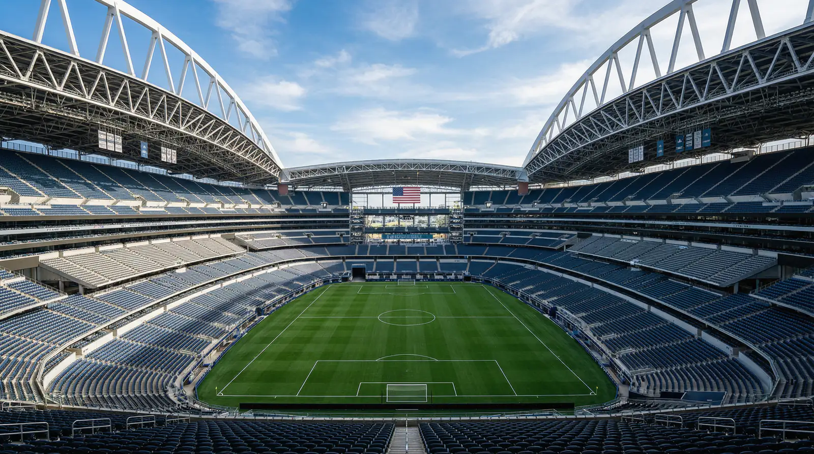 Amerikanesche Foussballstadion mat gréngem Terrain an Zuschauertribünen