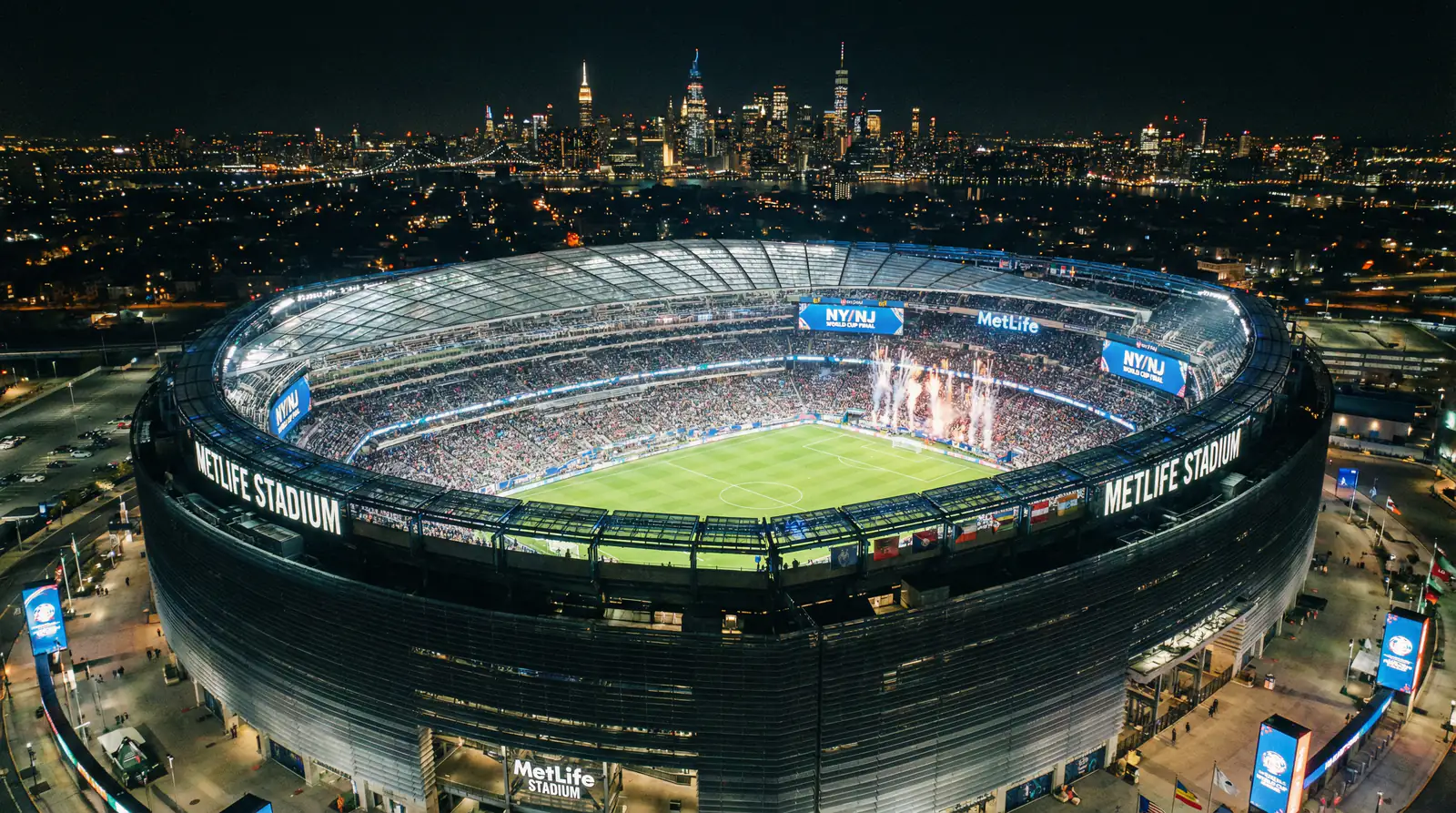 MetLife Stadium bei New York mat Foussballterrain a Flutliichter bei Nuecht